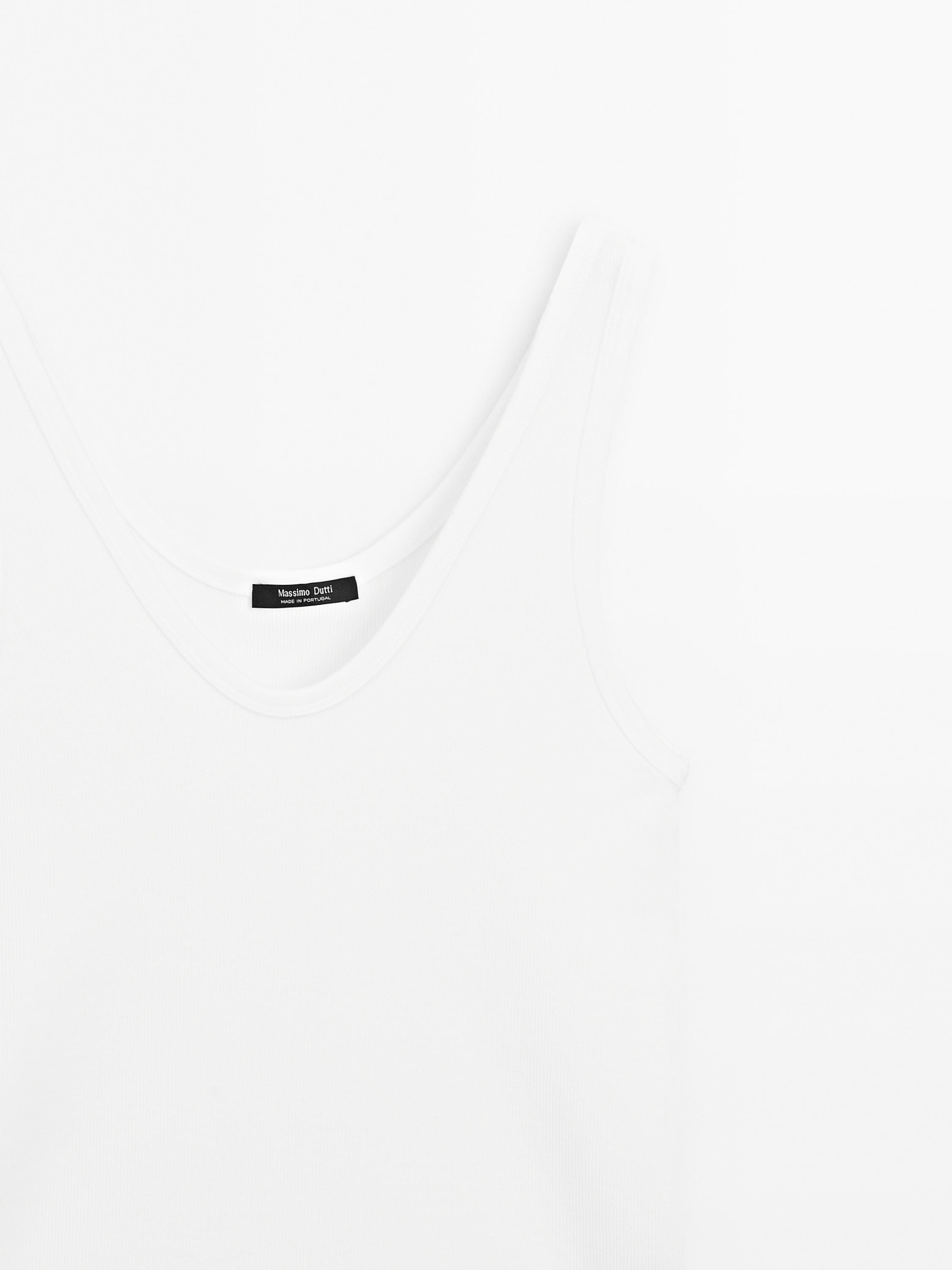 Ribbed top with neckline